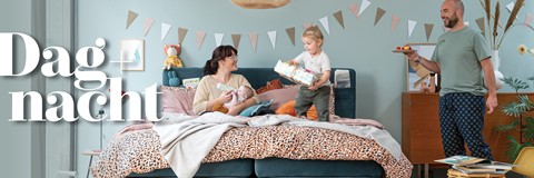 Een vrouw en een baby op een bank