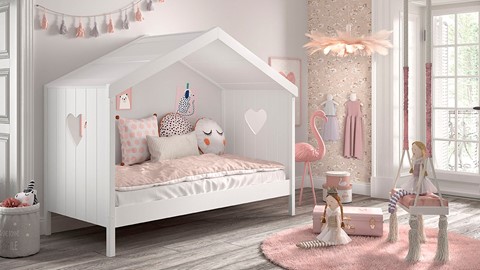een slaapkamer met een bed en een roze flamingo