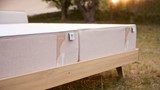 een matras op een houten frame