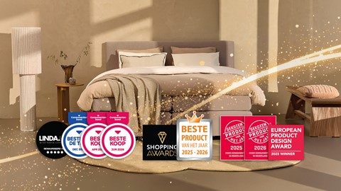 Een bed met kussens en dekens