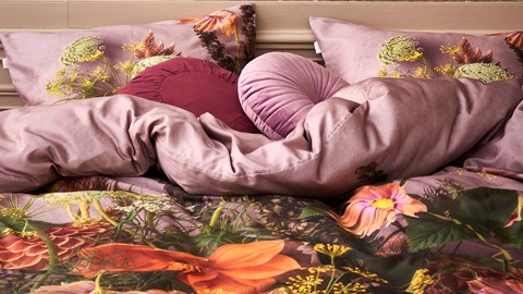 een bed met kussens en een deken