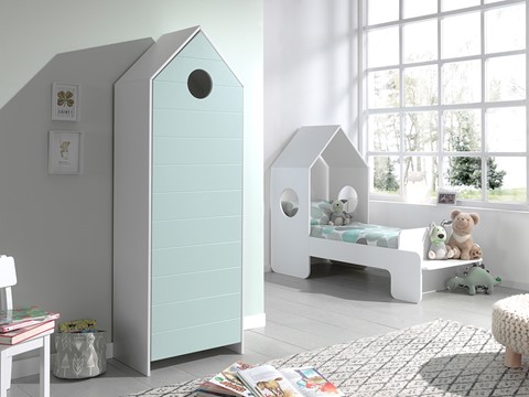 een kamer met een bed en een bed