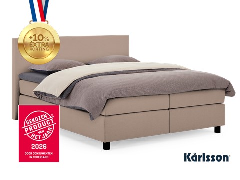 Een bed met een gouden medaille