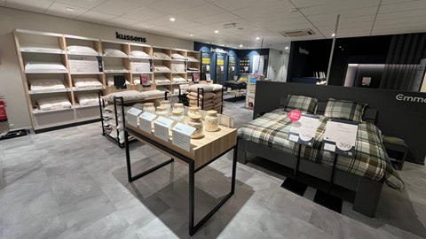 Een winkel met beddengoed en kussens