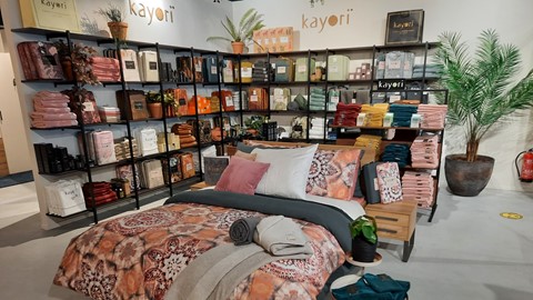 een slaapkamer met planken met dekens en kussens