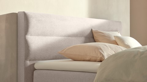 een bed met kussens erop