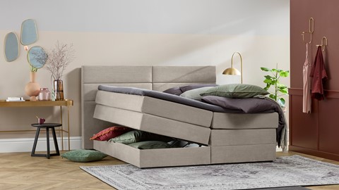 een bed met een bed eronder
