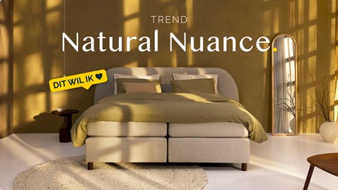 Een bed met een geel bord