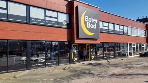 een gebouw met een uithangbord op de voorkant