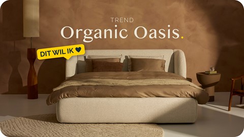 Een bed met bruine kussens