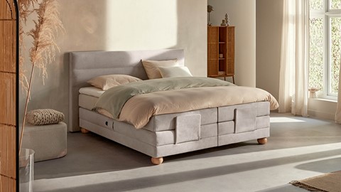 een bed met een matras