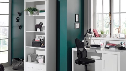 een witte kast met een zwarte stoel en een zwart bureau