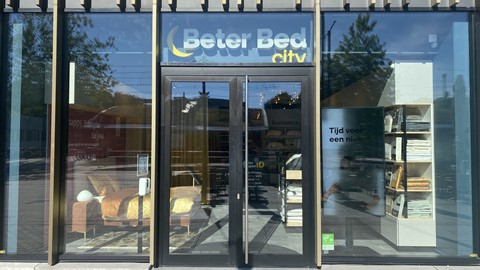een glazen deur van een bed store