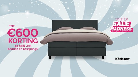 Een bed met een dekbed