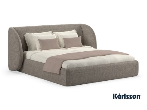 een bed met kussens erop