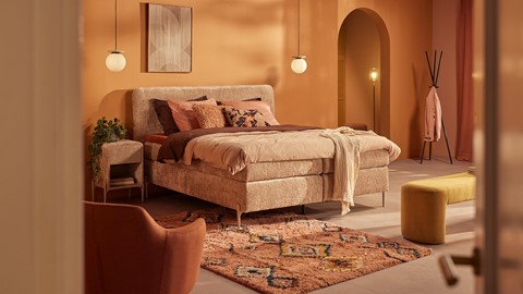 Oranje slaapkamer met boxspring