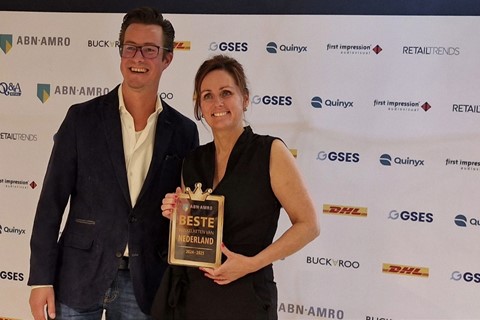Een man en een vrouw die voor een foto poseren