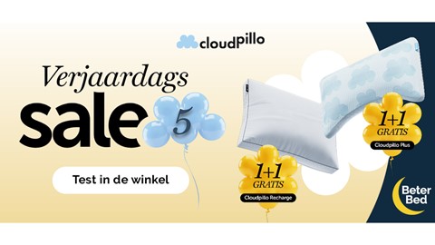 een wit kussen met ballonnen en een gele ballon