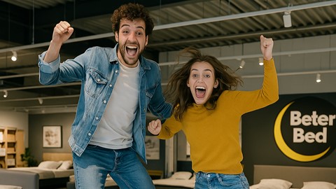 Een man en een vrouw die voor een foto poseren