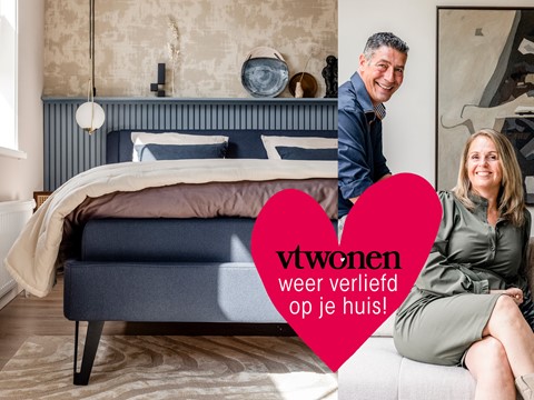 Een man en een vrouw die op een bed zitten