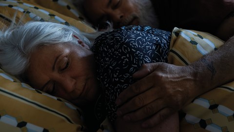 Een man en een vrouw die in bed slapen