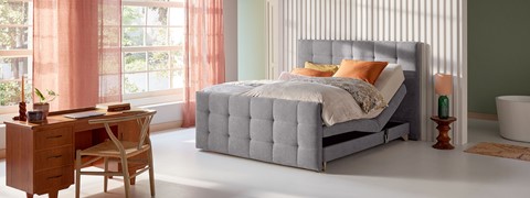 een bed met een lade