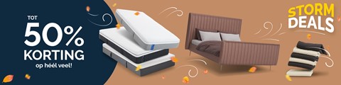 een stapel matrassen en een bed