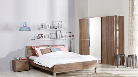 een slaapkamer met een bed en een kledingkast