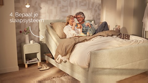 Een man en een vrouw die in bed eten