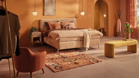 een slaapkamer met een bed en een kleed