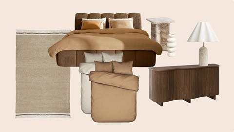 Een bed met kussens en een tafel