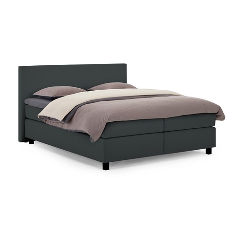 een bed met een bedframe