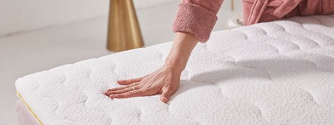 een hand op een matras