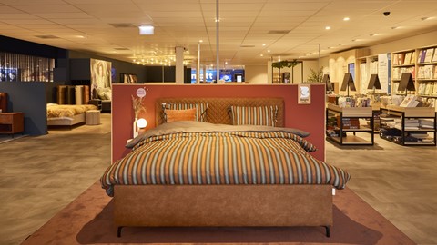 een bed met een hoofdeinde in een winkel
