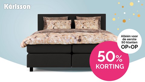 een bed met een roze teken