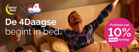 Man wordt wakker en rekt zich uit in bed, profiteer van 10% extra korting