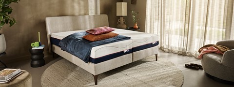 een bed met kussens erop