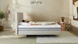 Een vrouw liggend op een bed