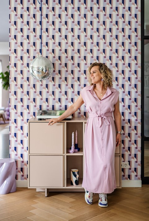 Een vrouw in een roze jurk