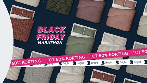 een groep bedden met verschillende gekleurde dekens