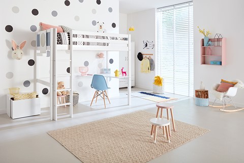 een kamer met een stapelbed en een bureau