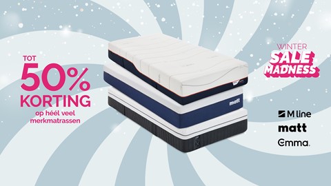 een stapel matrassen op een blauwe achtergrond