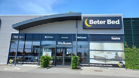een gebouw met een uithangbord op de voorkant