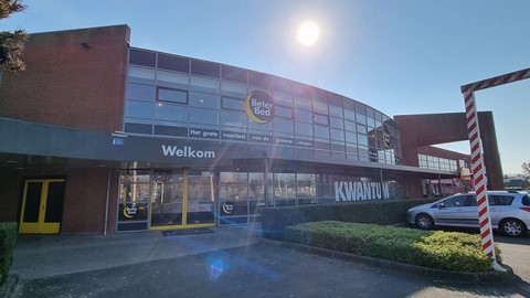 een gebouw met glazen ramen