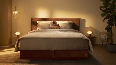 Een bed met een lamp aan de zijkant