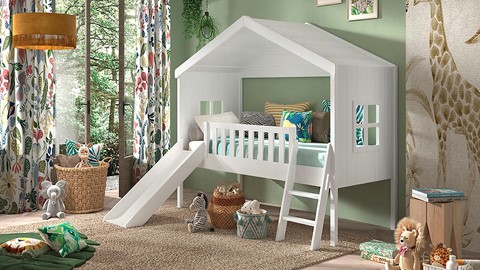 een wit bed met een glijbaan in een kamer met planten en een raam