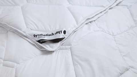 een witte deken op een bed