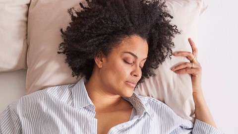 een vrouw die ligt met haar ogen gesloten