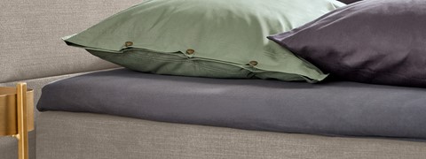 een kussen op de bovenkant van een bed