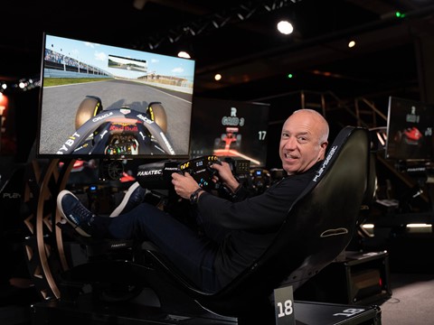 Een man die in een stoel zit en een videogame speelt